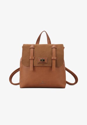 Zaino in pelle tan con pattina in suede, chiusura a due fibbie e spallaccio regolabile. Presenta un logo sottile sulla parte anteriore.