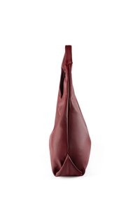 Sac à main en cuir bordeaux avec une finition douce et texturée. Il présente une forme décontractée et une seule sangle pour le transport. Pas de matériel ou de motifs visibles.