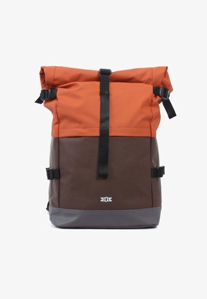 Roll-Top-Rucksack in Orange und Braun, aus synthetischem Material gefertigt, mit verstellbaren Riemen, eleganten Beschlägen und einer glatten Oberfläche.