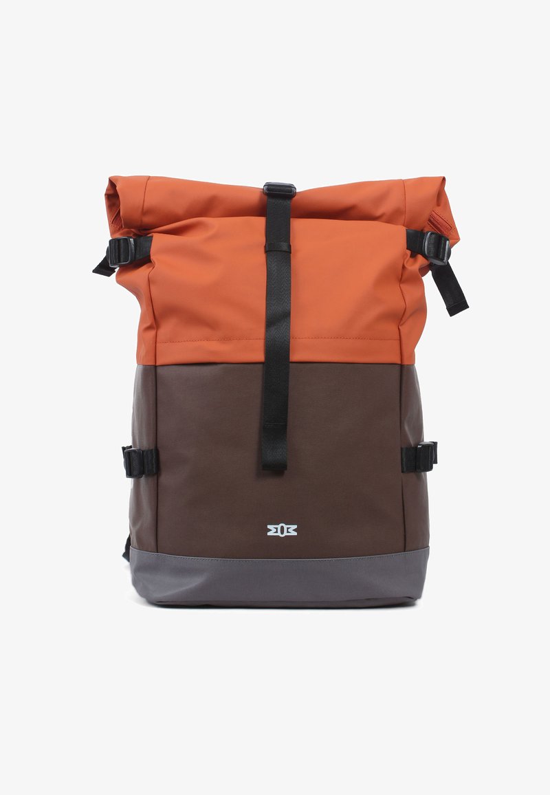 Rulltopp ryggsäck i orange och brunt, tillverkad av syntetiskt material, med justerbara remmar, stilren hårdvara och en slät yta.