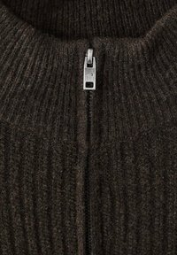 Maglione a coste marrone scuro con colletto alto e zip metallica con linguetta rettangolare sul davanti. Morbido al tatto, design accogliente.