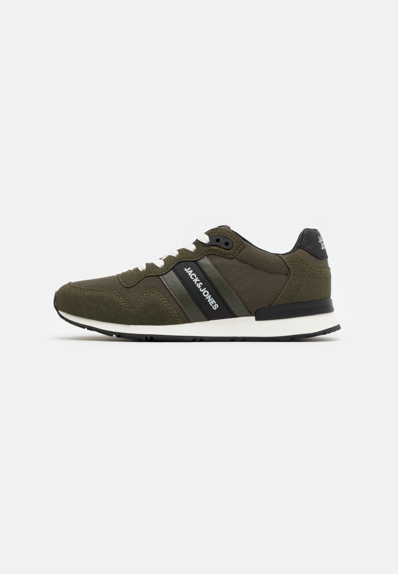 Baskets Jack & Jones vert olive et noires avec semelle blanche et lacets, tige en mesh et suède, bande logo latérale, sur fond blanc.