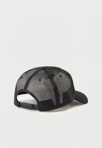 Fekete hálós sapka szilárd anyagból készült karimával, hátul állítható műanyag pánttal és szellőzőlyukakkal a légáteresztés érdekében.