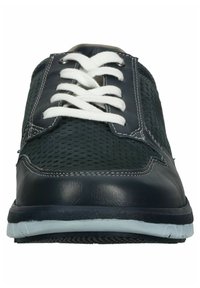 Námořnické perforované kožené boty se bílými šňůrkami, kulatou špičkou a texturovanou gumovou podrážkou s průhledným akcentem po obvodu.