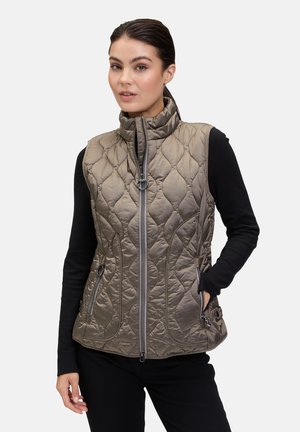 Gilet senza maniche trapuntato in taupe con colletto alto. Presenta una chiusura frontale con zip, due tasche laterali e una texture liscia e lucida.