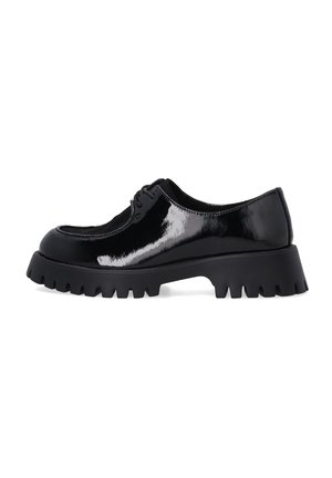 Zwarte patentleren schoenen met een ronde neus, dikke rubberen zool en decoratieve veters. Beschikt over een chunky, ingeknotten zoolontwerp.