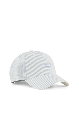 Jasnoniebieska i biała bejsbolówka w pionowe paski, z zakrzywionym daszkiem i małą naszywką z logo Pumy na przednim panelu.