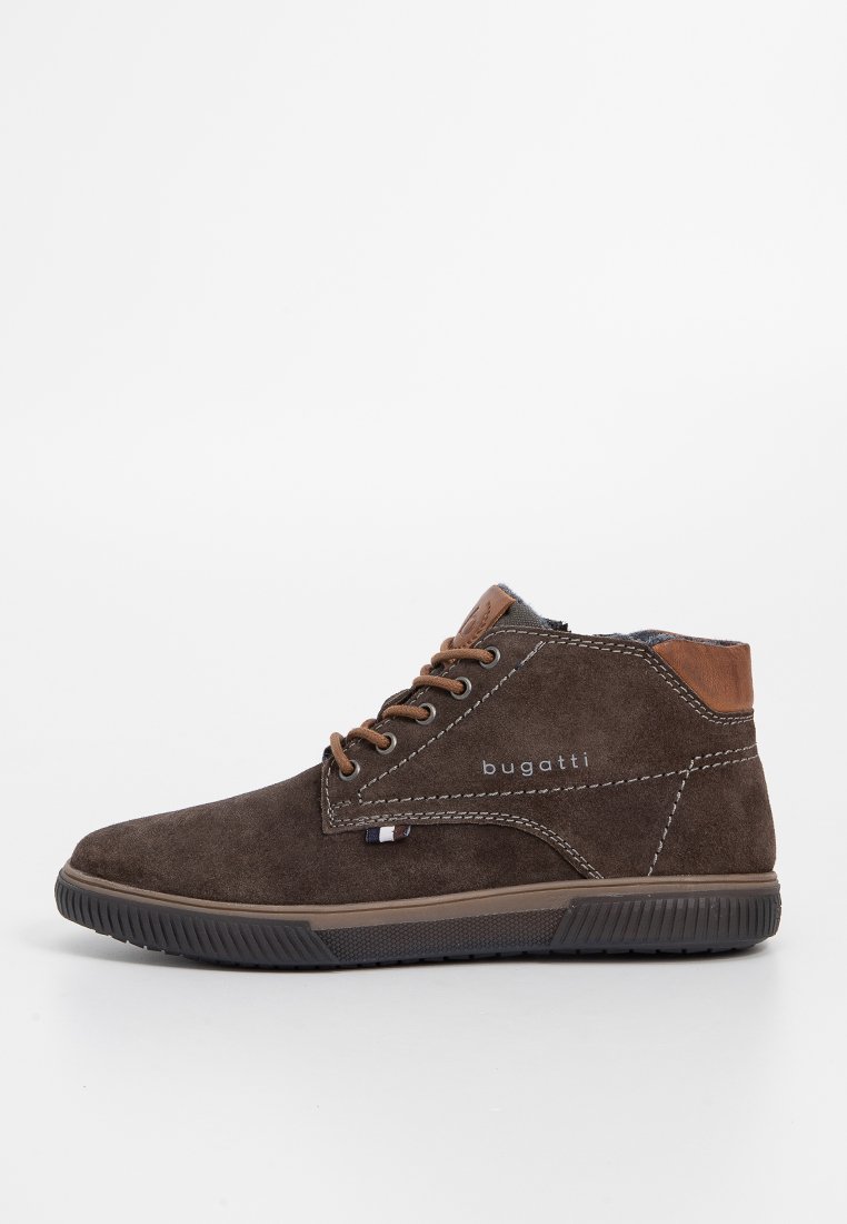 Stivaletti in suede marrone con dettagli in pelle, dotati di lacci rotondi, suola in gomma e cuciture a contrasto, etichettati "bugatti."