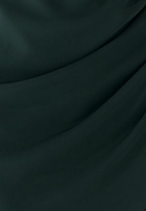 Mørkegrønt stof med en glat tekstur, der har subtile draperinger og bløde folder, hvilket skaber et flydende og blødt udseende.