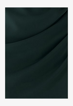 Dunkelgrüner Stoff mit glatter Textur, der feine Drapierungen und sanfte Falten aufweist und so ein fließendes und weiches Erscheinungsbild erzeugt.