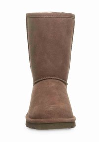 Braune Wildleder-Stiefelette mit runder Zehenpartie, gestickten Details und flacher gummierter Sohle. Das Design hat eine weiche Textur und eine Höhe bis zur Mitte der Wade.