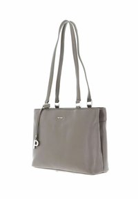 Sac fourre-tout en cuir gris avec deux longues poignées, quincaillerie argentée, détail de logo et texture lisse. Forme rectangulaire simple, sans motifs visibles.