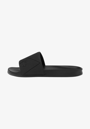 Zwarte rubberen slidesandaal met een brede band met een gestructureerd geometrisch patroon en een reliëflogo op een platte zool.