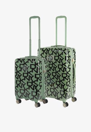 Dos maletas rígidas verdes con patrón de logotipo DKNY negro, cada una con cuatro ruedas y asas telescópicas extendidas.