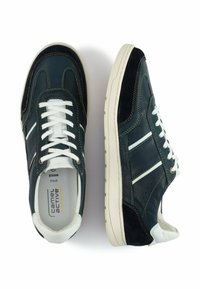 Dunkelgrüne Leder-Sneaker mit weißen Schnürsenkeln und Akzenten, Wildlederdetails an der Ferse und einer strukturierten Gummisohle. Sie haben zwei weiße Streifen.