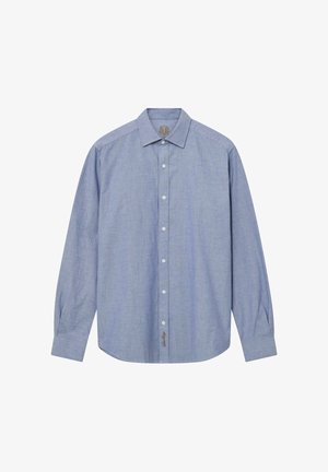 Camisa abotonada de color azul claro, de manga larga, material de algodón suave, cuello clásico, logo en parche en la parte delantera cerca del dobladillo, textura lisa.