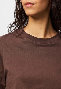 Pieces PCRIA SOLID TEE  - T-Shirt basic - hot fudge