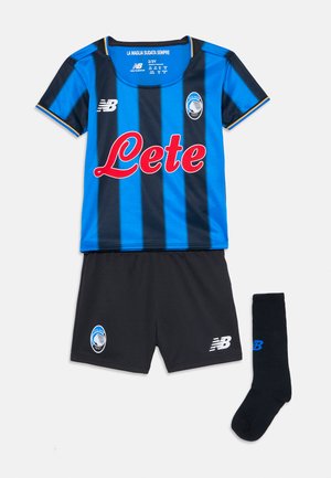 Maillot de football rayé bleu et noir avec un logo de sponsor rouge, shorts noirs et chaussettes noires, tous portant les logos d'Atalanta et de New Balance.