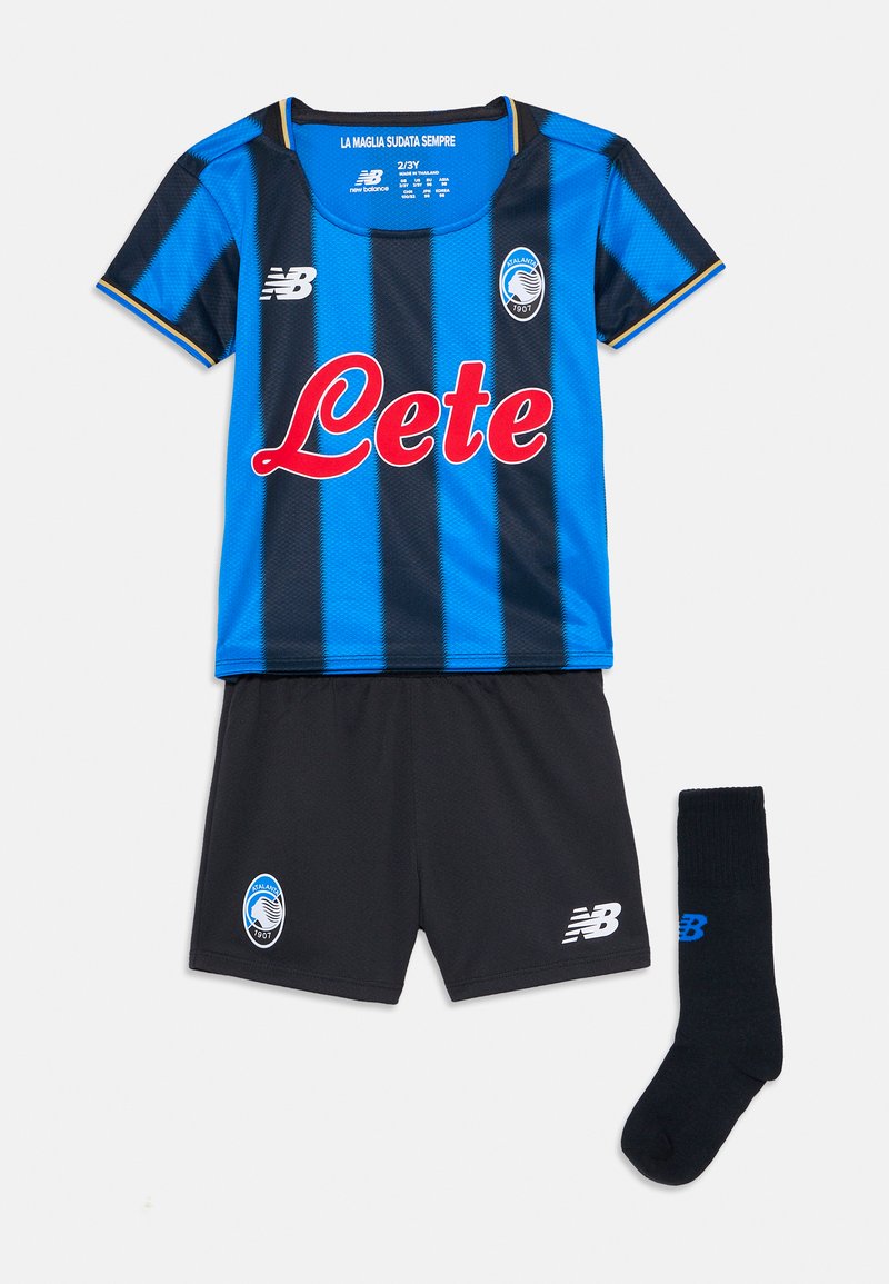 Modra in črna striped nogometna majica z rdečim logotipom sponzorja, črne hlače in črne nogavice, vsi s logotipoma Atalanta in New Balance.
