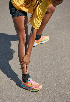 NOOSA TRI 15 - Zapatillas running asfalto - aquarium/vibrant yellow