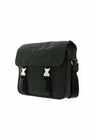 Groene stoffen schoudertas met een klep, voorzien van zilveren gespen en zwarte banden. Glad textuur, rechthoekige vorm, minimalistisch ontwerp.