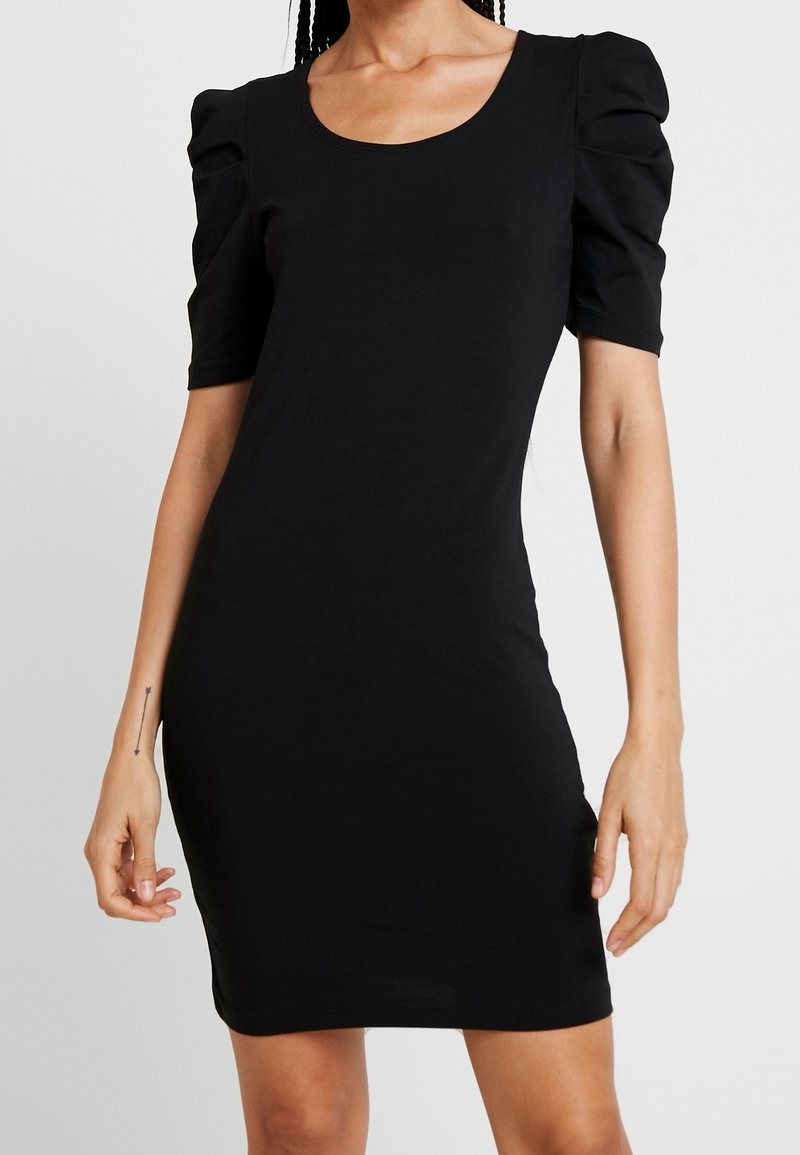 Černé přiléhavé šaty s krátkými nabíranými rukávy, kulatým výstřihem a měkkou tkaninou. Hladký povrch s těsně přiléhajícím siluetou.