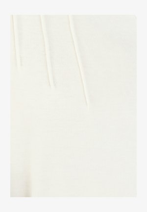 Primo piano di tessuto bianco a costine, caratterizzato da una texture morbida, vita elastica e pieghe delicate, che ne evidenziano elasticità e comfort.