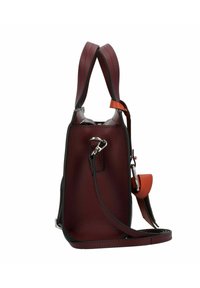 Piccola borsa in pelle bordeaux con dettagli neri, dotata di manici doppi, una tracolla regolabile e una chiusura a scatto sul lato.
