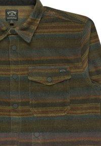 Grüne und braune karierte Flanellshirt mit roten und blauen Streifen, mit Druckknopfverschluss, Kragen und einer Brusttasche mit einem Logopatch.