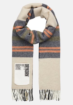 Weicher Wollschal mit beigen, grauen, olivgrünen und orangen Streifen, fransigen Enden und einem weißen Etikett mit der Aufschrift "DRYKORN", das nahe an einer Fransenspitze angebracht ist.