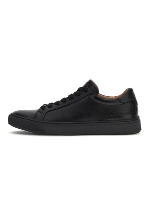 Baskets basses en cuir noir avec lacets noirs, semelle en caoutchouc plate et détails subtils de couture, vues de côté extérieur sur fond blanc.