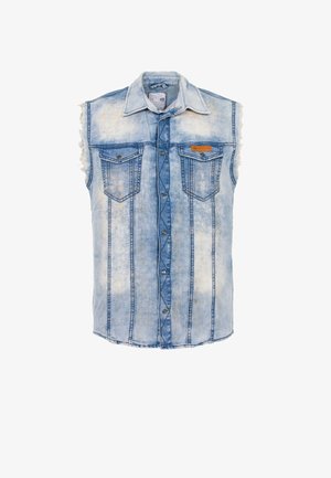 Jasnoniebieska jeansowa koszula bez rękawów z postrzępionymi krawędziami, dwoma kieszeniami na piersi, zapięciem na guziki z przodu oraz kontrastowymi przeszyciami.