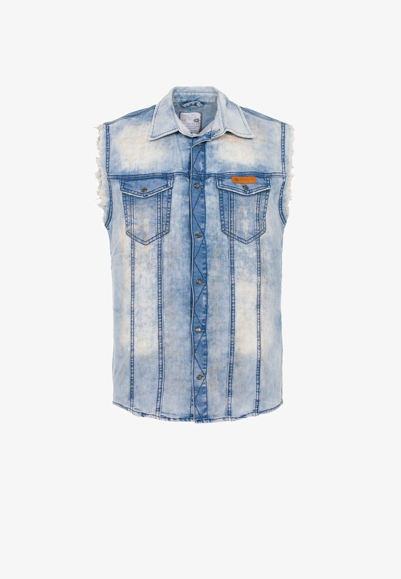 Jasnoniebieska jeansowa koszula bez rękawów z postrzępionymi krawędziami, dwoma kieszeniami na piersi, zapięciem na guziki z przodu oraz kontrastowymi przeszyciami.