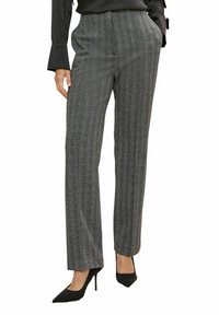 Graue Hosen mit Fischgrätmuster und geradem Bein, mit hoher Taille und zwei Seitentaschen. Kombiniert mit schwarzen High Heels.