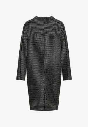 Schwarz-weiß gemustertes Kleid mit rundem Ausschnitt, Dreiviertelärmeln und geradem Schnitt, das eine Stricktextur und eine Rückennaht aufweist.