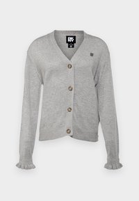 Harmaa neulecardigan, jossa on V-pääntie, viisi ruskeaa nappia ja frilla-hihansuut. DKNY-logo vasemmassa yläkulmassa.