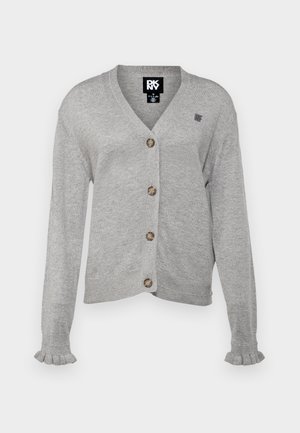 Cardigan grigio in tessuto a maglia, presenta un colletto a V, cinque bottoni marroni e polsini arricciati. Logo DKNY in alto a sinistra.