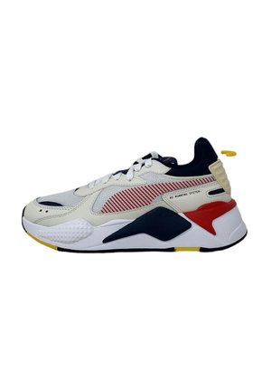 Sneaker con una toma superiore in rete bianca, accenti rossi e blu navy, colletto imbottito, suola texturizzata e dettagli gialli sul tallone.