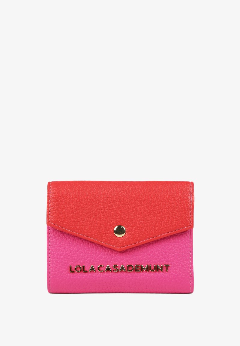 Röd och rosa läderplånbok med tryckknappsstängning, texturerad yta, guldfärgade detaljer och präglad logotyp på framsidan.