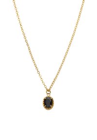 Collier en chaîne dorée mettant en avant un pendentif en pierre précieuse noire ovale avec une surface facettée, solidement fixé dans une monture texturée.
