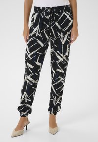 Pantaloni neri a motivo con un design astratto bianco e blu, realizzati in tessuto leggero, con vita regolabile e caviglie risvolte.