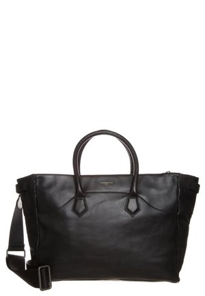 Sac fourre-tout en cuir noir avec deux poignées et une bandoulière ajustable, présentant des coutures discrètes et un petit logo de marque doré.