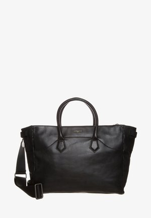 Bolso tote de cuero negro con dos asas y una correa de hombro ajustable, con costuras sutiles y un pequeño logo de marca dorado.