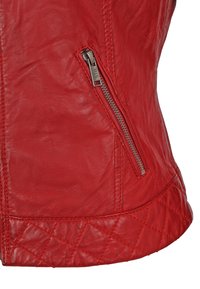 Rote Lederjacke mit gequiltetem Saum, ausgestattet mit einer seitlichen Reißverschlusstasche. Die glatte Textur und die maßgeschneiderte Passform betonen ihr elegantes Design.