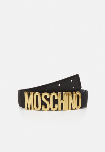 Črn usnjen pas s poudarjenim zlatim sponko z logotipom "MOSCHINO". Gladka tekstura z več luknjami za prilagajanje vzdolž pasu.