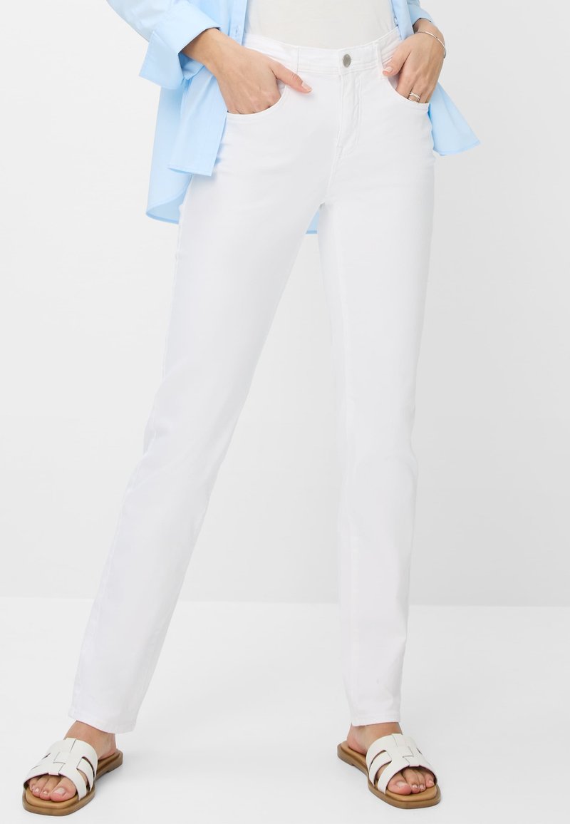BRAX - STYLE CAROLA - Jeans Slim Fit - white, Vergrößern