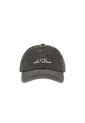 Dunkelgraue Baseballkappe mit gebogenem Schirm und weiß gesticktem kursivem Text "Les Deux" vorne in der Mitte.