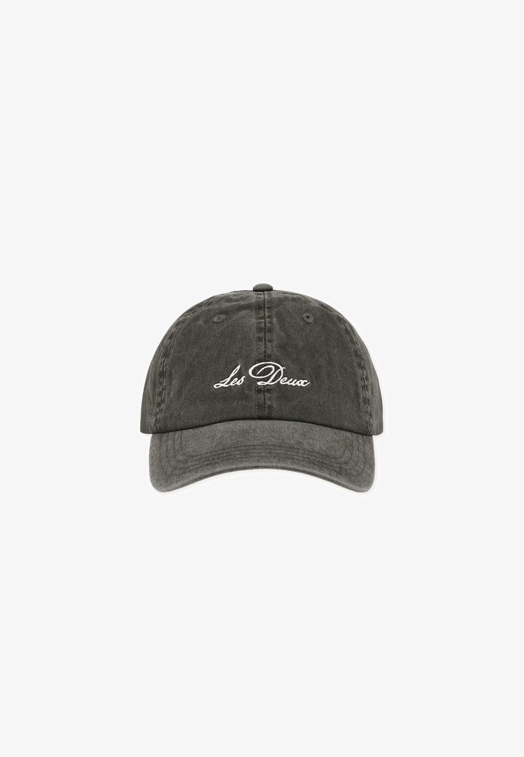 Casquette de baseball gris foncé avec une visière incurvée et un texte en cursive blanc brodé "Les Deux" au centre avant.