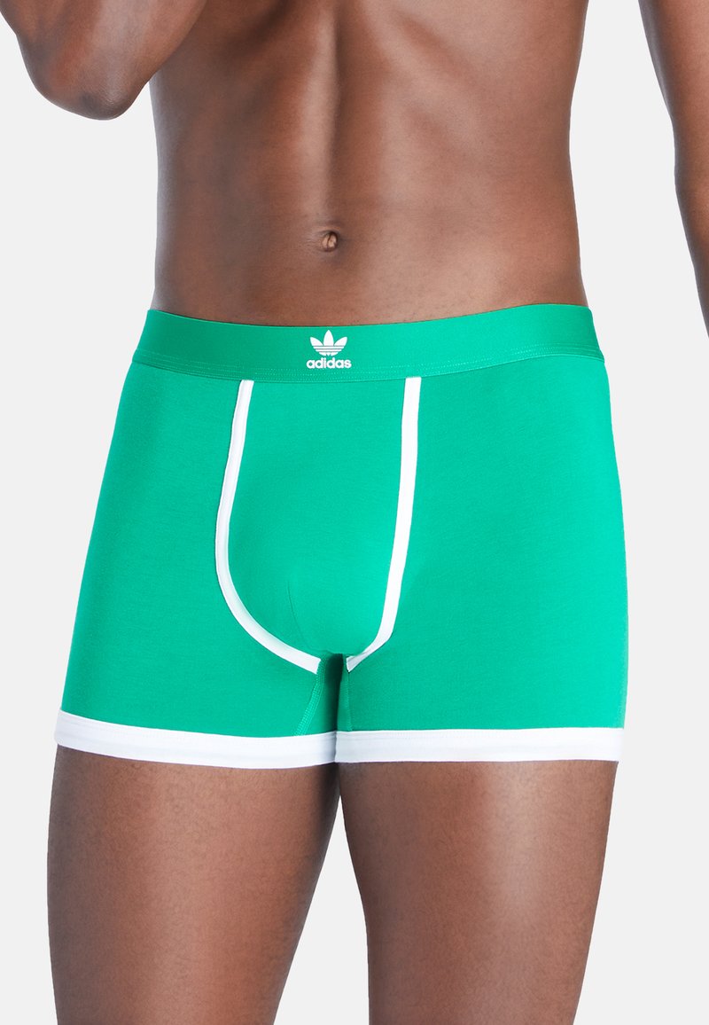 Boxer briefs in cotone verde con accenti bianchi e logo Adidas sull'elastico. Presentano una vestibilità aderente e dettagli a contrasto.