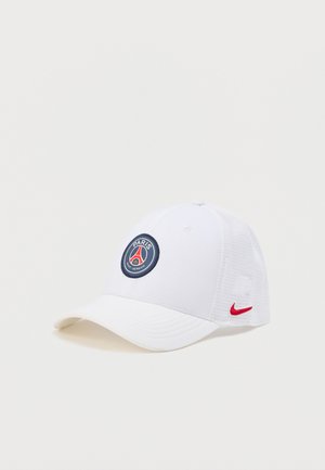Biela baseballová čiapka so západným logom Paris Saint-Germain v námorníckej modrej a červenej farbe, s červeným logom Nike na boku a sieťovaným zadným dielom.